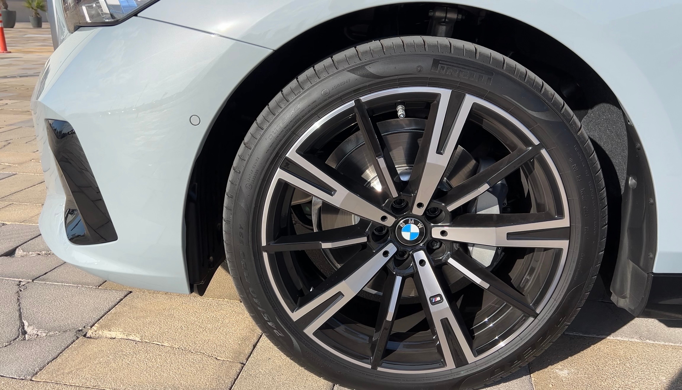 Hellgrün BMW 530i M Sport 2025
